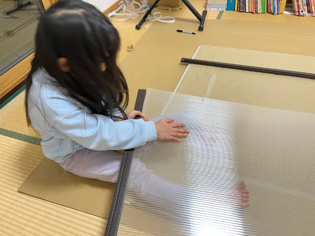 子供が内窓作りのお手伝い